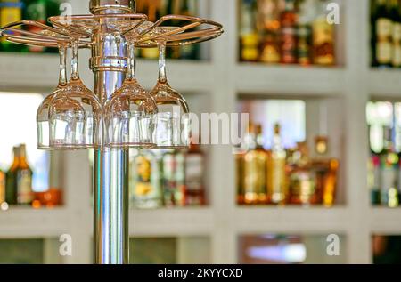 Bicchieri da vino appesi al banco del bar in una caffetteria o in un ristorante Foto Stock