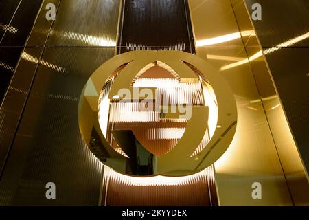 SINGAPORE - 07 NOVEMBRE 2015: Gucci segno in The Shoppes a Marina Bay Sands. Gucci è un marchio italiano di moda e pelletteria Foto Stock