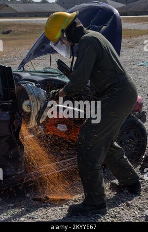 STATI UNITI Marine Corps CPL. Colton Morrill, Marine Corps pompiere, recupero di aerei e antincendio, Marine Wing Support Squadron (MWSS) 273, Marine Air Control Group 28, 2nd Marine Aircraft Wing, pratica utilizzando una troncatrice elettrica K970 durante un esercizio di addestramento al Guardian Center, 7 novembre 2022. Marines con MWSS-273 ha migliorato la loro competenza utilizzando il potere di K970 per estrarre le vittime da veicoli danneggiati e ribaltati. (U.S.Marine Corps Photo by Lance CPL. Kyle Baskin) Foto Stock