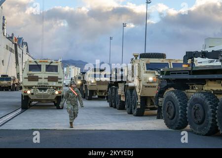 Soldati assegnati a 8th comando di sostegno del teatro, 25th divisione di fanteria, 599th brigata di trasporto, 402nd brigata di supporto sul campo dell'esercito, appaltatori del Dipartimento della Difesa, ed elementi dagli Stati Uniti Navy ha scaricato veicoli militari come parte dell'esercito preposizionato Stock 3 Fix-Forward (a galla) dagli Stati Uniti Nave navale Watson a Honolulu, Hawaii, 1 dicembre 2022. La missione APS-3 dimostra il comando e il controllo delle operazioni APS-3 da parte del 8th Theater Stainment Command e valuta la flessibilità operativa per garantire la disponibilità strategica. Come gli Stati Uniti Integratore materiale Indo-Pacific, t Foto Stock