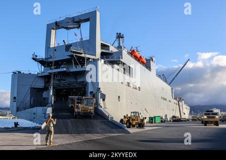 Soldati assegnati a 8th comando di sostegno del teatro, 25th divisione di fanteria, 599th brigata di trasporto, 402nd brigata di supporto sul campo dell'esercito, appaltatori del Dipartimento della Difesa, ed elementi dagli Stati Uniti Navy ha scaricato veicoli militari come parte dell'esercito preposizionato Stock 3 Fix-Forward (a galla) dagli Stati Uniti Nave navale Watson a Honolulu, Hawaii, 1 dicembre 2022. La missione APS-3 dimostra il comando e il controllo delle operazioni APS-3 da parte del 8th Theater Stainment Command e valuta la flessibilità operativa per garantire la disponibilità strategica. Come gli Stati Uniti Integratore materiale Indo-Pacific, t Foto Stock