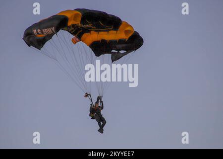 Un membro degli Stati Uniti Il team Army Golden Knights Parachute esegue una dimostrazione prima della partita di San Francisco 49’ers Salute to Service del 13 novembre 2022, presso lo stadio Levi’s, Santa Clara, California. I Cavalieri d'oro si sono esibiti in onore della Veterans Day e hanno sostenuto la campagna Salute al servizio della National Football League. (STATI UNITI Foto dell'Aeronautica militare di staff Sgt. Frederick A. Brown) Foto Stock