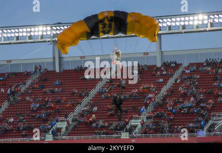 Un membro degli Stati Uniti Il team Army Golden Knights Parachute esegue una dimostrazione prima della partita di San Francisco 49’ers Salute to Service del 13 novembre 2022, presso lo stadio Levi’s, Santa Clara, California. Il gioco includeva anche una cerimonia di bandiera durante l'inno nazionale. (STATI UNITI Foto dell'Aeronautica militare di staff Sgt. Frederick A. Brown) Foto Stock