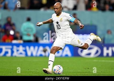 Al Wakrah, Qatar. 02nd Dec, 2022. Andre Ayew del Ghana prende un calcio di punizione durante la partita di Coppa del mondo FIFA Qatar 2022 Group H tra Ghana e Uruguay allo Stadio al Janoub di al Wakrah, Qatar il 2 dicembre 2022 (Foto di Andrew Surma/ Credit: Sipa USA/Alamy Live News Foto Stock