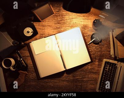 3d rappresentazione dell'illustrazione del tavolo da lavoro con pistola, lampada, sigaretta fumante e libro aperto o case file, vista dall'alto. Foto Stock