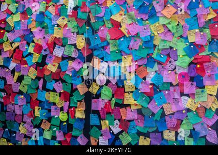 New York, Stati Uniti. 02nd Dec, 2022. Vista della stazione di Wishing Wall, dove le persone hanno scritto delle note sui confetti su Times Square a New York City prima di Capodanno il 2 dicembre 2022. Sia i newyorkesi che i turisti coglieranno l'occasione per partecipare alla vigilia di Capodanno a Times Square scrivendo i loro desideri per l'anno prossimo su pezzi di confetti che sono inchiodati al Wishing Wall e che saranno rilasciati a mezzanotte la vigilia di Capodanno. (Foto di Lev Radin/Sipa USA) Credit: Sipa USA/Alamy Live News Foto Stock