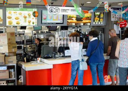 LE PIAN-MEDOC, FRANCIA - 13 AGOSTO 2015: Interno del ristorante McDonald's. McDonald's è la più grande catena di fast food al mondo Foto Stock