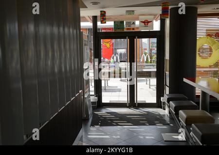 LE PIAN-MEDOC, FRANCIA - 13 AGOSTO 2015: Interno del ristorante McDonald's. McDonald's è la più grande catena di fast food al mondo Foto Stock