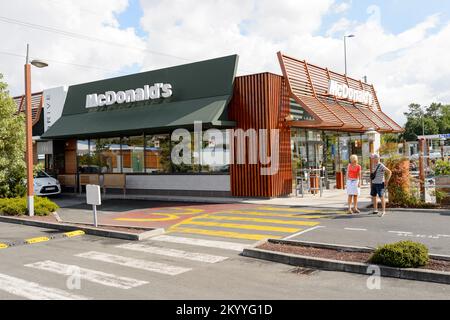 LE PIAN-MEDOC, FRANCIA - 13 AGOSTO 2015: Esterno del ristorante McDonald's. McDonald's è la più grande catena di fast food al mondo Foto Stock