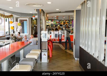 LE PIAN-MEDOC, FRANCIA - 13 AGOSTO 2015: Interno del ristorante McDonald's. McDonald's è la più grande catena di fast food al mondo Foto Stock