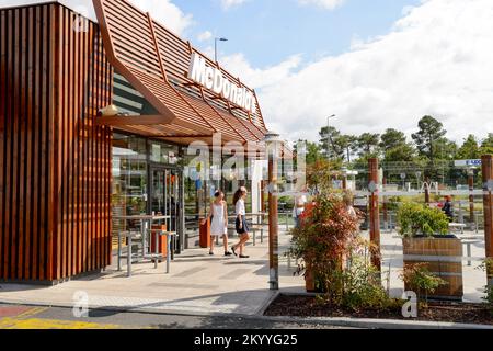 LE PIAN-MEDOC, FRANCIA - 13 AGOSTO 2015: Esterno del ristorante McDonald's. McDonald's è la più grande catena di fast food al mondo Foto Stock