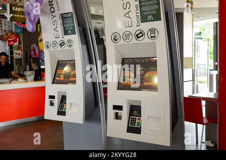 LE PIAN-MEDOC, FRANCIA - 13 AGOSTO 2015: Interno del ristorante McDonald's. McDonald's è la più grande catena di fast food al mondo Foto Stock