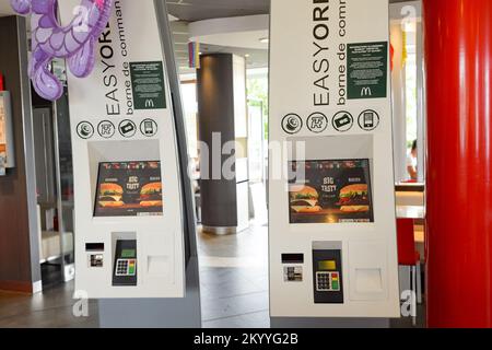 LE PIAN-MEDOC, FRANCIA - 13 AGOSTO 2015: Interno del ristorante McDonald's. McDonald's è la più grande catena di fast food al mondo Foto Stock