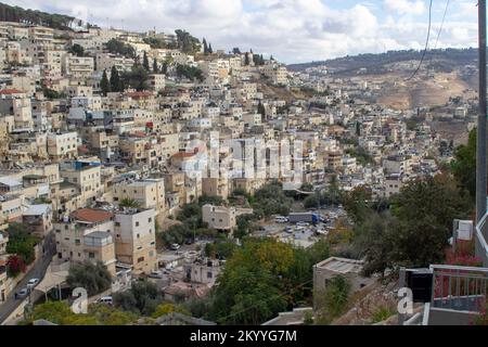 8 novembre 2022 Una vista dell'alloggiamento locale sovraffollato e compattato visto dalla terrazza vicino al tunnel di Ezechia a Gerusalemme Israele Foto Stock