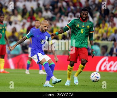 Al Daayen, Qatar. 02nd Dec, 2022. Daniel Alves aka Dani Alves del Brasile, Andre-Frank Zambo Anguissa del Camerun durante la Coppa del mondo FIFA 2022, partita di calcio del Gruppo G tra Camerun e Brasile il 2 dicembre 2022 allo stadio di Lusail di al Daayen, Qatar - Foto Jean Catuffe / DPPI Credit: DPPI Media/Alamy Live News Foto Stock