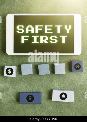Testo della scrittura prima di tutto la sicurezza. Foto concettuale evitare qualsiasi rischio inutile vivere sicuro prestare attenzione prestare attenzione Foto Stock