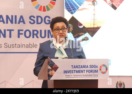 Dar es Salaam, Tanzania. 30th Nov 2022. Il Ministro degli Affari Esteri e della cooperazione in Africa orientale Stergomena Tax interviene all’apertura ufficiale del primo Forum per gli investimenti SDG in Tanzania a Dar es Salaam, Tanzania, 30 novembre 2022. PER ANDARE CON 'la Tanzania lancia la guida agli investimenti per promuovere gli SDG' credito: Herman Emmanuel/Xinhua/Alamy Live News Foto Stock