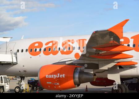 GINEVRA, SVIZZERA - 19 NOVEMBRE 2015: EasyJet Svizzera all'aeroporto di Ginevra. EasyJet Switzerland SA è una compagnia aerea svizzera a basso costo. Funziona Foto Stock