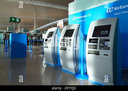 BARCELLONA, SPAGNA - 20 NOVEMBRE 2015: Chioschi per il check-in all'aeroporto di Barcellona. L'aeroporto di Barcellona-El Prat è un aeroporto internazionale. È l'airp principale Foto Stock