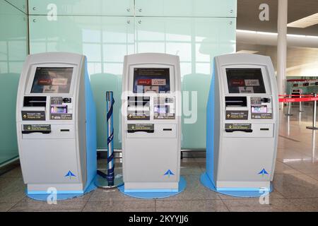 BARCELLONA, SPAGNA - 20 NOVEMBRE 2015: Chioschi per il check-in all'aeroporto di Barcellona. L'aeroporto di Barcellona-El Prat è un aeroporto internazionale. È l'airp principale Foto Stock