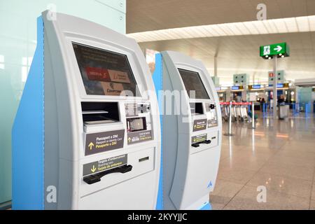 BARCELLONA, SPAGNA - 20 NOVEMBRE 2015: Chioschi per il check-in all'aeroporto di Barcellona. L'aeroporto di Barcellona-El Prat è un aeroporto internazionale. È l'airp principale Foto Stock