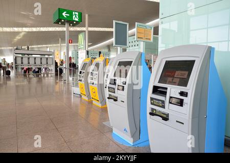 BARCELLONA, SPAGNA - 20 NOVEMBRE 2015: Chioschi per il check-in all'aeroporto di Barcellona. L'aeroporto di Barcellona-El Prat è un aeroporto internazionale. È l'airp principale Foto Stock