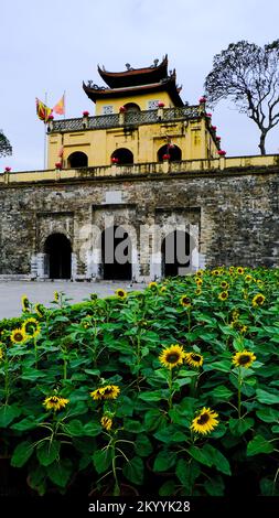 Doan Mon (porta Sud) della Cittadella Imperiale di Thang Long ad Hanoi, Vietnam Foto Stock