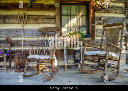 vecchia cabina portico anteriore con dondolo Foto Stock