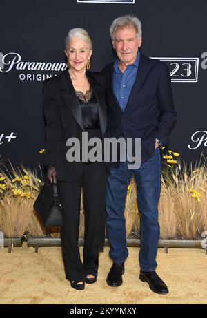 Los Angeles, Stati Uniti. 02nd Dec, 2022. Helen Mirren e Harrison Ford arrivano alla prima serie Paramount+ di “1923” tenutasi presso l’Hollywood American Legion Post 43 di Hollywood, CA, il 2 dicembre 2022. © OConnor / AFF-USA.com Credit: AFF/Alamy Live News Foto Stock