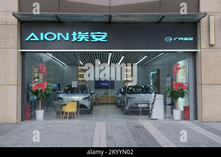 Shanghai, Cina-Novembre 13th 2022: Facciata del negozio al dettaglio Aion EV. Un marchio cinese di veicoli elettrici di Guangzhou Automobile Corporation Foto Stock