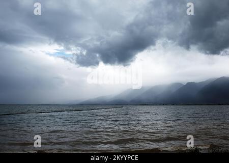 Lago di Erhai e montagna di Cang nella città di Dalì, provincia di Yunnan, Cina. Famosa destinazione di viaggio Foto Stock