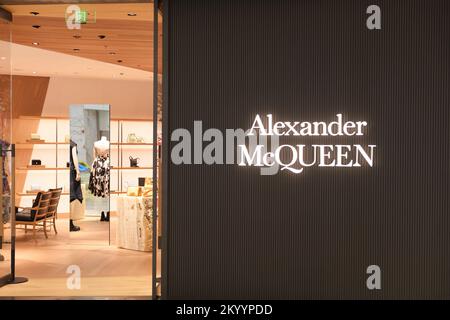 Shanghai, Cina-Luglio 10th 2022: Primo piano del cartello del negozio Alexander McQueen. Marchio di moda Foto Stock