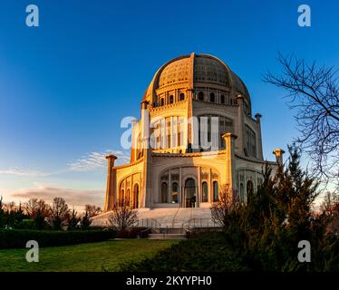 Wilmette, il, Stati Uniti - 1 dicembre 2022: Casa di culto Bahá'í situata a Wilmette, Illinois, durante le ore di tramonto di una giornata invernale. Foto Stock