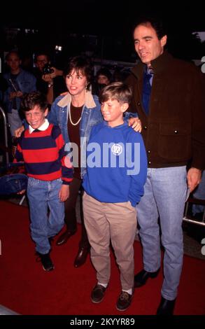 Sally Field al The Hook prima con il marito Alan Greisman e figli a Los Angeles, California il 08 dicembre 1991 credito: Ralph Dominguez/MediaPunch Foto Stock