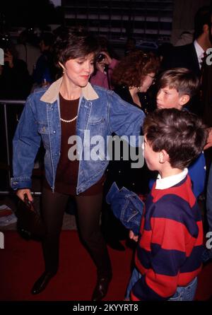 Sally Field al The Hook prima con il marito Alan Greisman e figli a Los Angeles, California il 08 dicembre 1991 credito: Ralph Dominguez/MediaPunch Foto Stock