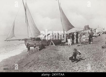 Fotografia d'epoca - 1910 - scena della spiaggia e della barca, Bexhill-on-Sea, Sussex orientale Foto Stock