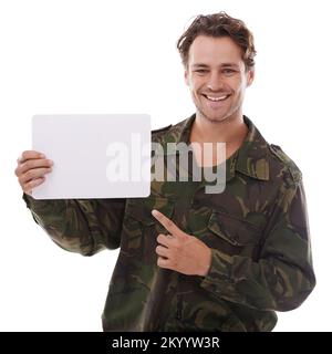 ritratto di un giovane militare che punta la pistola, indossando l'esercito  verde, camouflage isolato su sfondo ultra-violetto Foto stock - Alamy