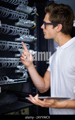 Prendersi cura delle proprie esigenze di rete. Un tecnico informatico che ripara un server. Foto Stock