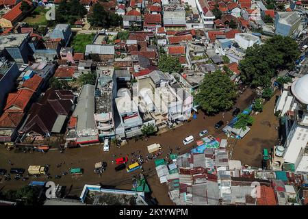 Bandung, Giava Occidentale, Indonesia. 3rd Dec, 2022. La vista aerea mostra i veicoli che passano attraverso le inondazioni a causa dello straripamento del fiume citarum a Dayeuhkolot, Bandung Regency, Indonesia. Le forti piogge del venerdì (2/12/2022) hanno fatto di centinaia di case nei distretti di Baleendah e Dayeuhkolot sommerse da inondazioni che traboccano sul fiume Citarum alte 50 centimetri ad un metro. (Credit Image: © Algi Libri Sugita/ZUMA Press Wire) Credit: ZUMA Press, Inc./Alamy Live News Foto Stock