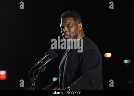 Valdosta, Stati Uniti. 02nd Dec, 2022. Herschel Walker, candidato repubblicano al Senato della Georgia, parla in occasione di un rally elettorale a Valdosta. Con quattro giorni per andare fino al dicembre 6 elezioni runoff per gli Stati Uniti Il Senato, Herschel Walker continua a fare campagna in tutta la Georgia nella speranza di sconfiggere il senatore in carica Raphael Warnock (D-GA). Credit: SOPA Images Limited/Alamy Live News Foto Stock