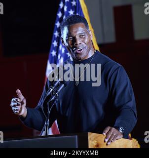 Valdosta, Stati Uniti. 02nd Dec, 2022. Herschel Walker, candidato repubblicano al Senato della Georgia, parla in occasione di un rally elettorale a Valdosta. Con quattro giorni per andare fino al dicembre 6 elezioni runoff per gli Stati Uniti Il Senato, Herschel Walker continua a fare campagna in tutta la Georgia nella speranza di sconfiggere il senatore in carica Raphael Warnock (D-GA). Credit: SOPA Images Limited/Alamy Live News Foto Stock