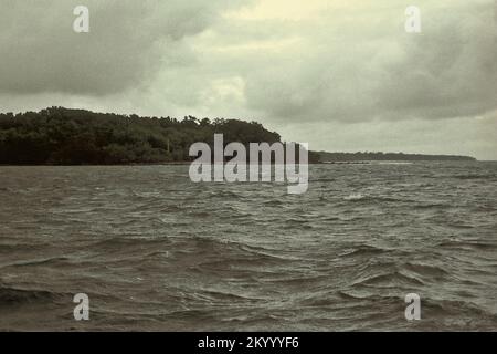 Una vista del Parco Nazionale di Ujung Kulon, come si vede da una barca che si muove sullo stretto di Sunda all'interno dell'area di Pandeglang, provincia di Banten, Indonesia. Foto Stock