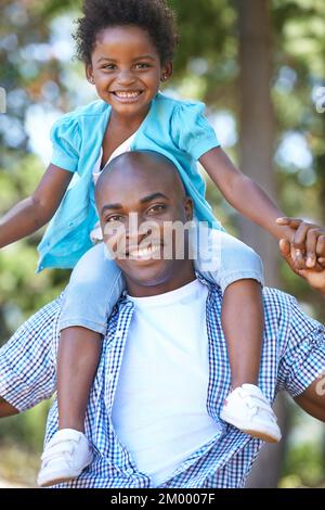 Daddys ragazza ama la natura. Ritratto di un padre che porta la figlia sulle spalle mentre si gode una giornata all'aperto. Foto Stock