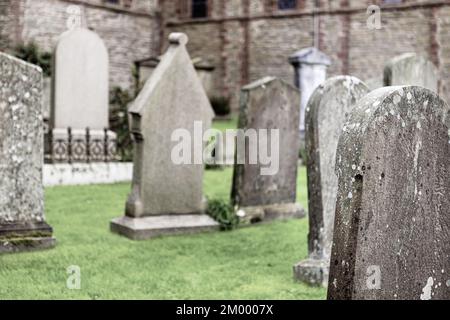 Lapidi e memoriali al cimitero in Scozia. Foto Stock