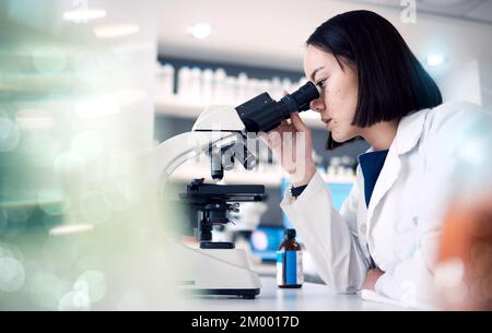 Donna, laboratorio o medico con microscopio per analisi di dati scientifici, innovazione medica o ricerca sanitaria. Scienziato, futuristico o femminile Foto Stock