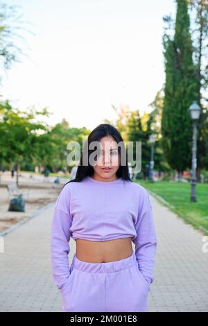 Ritratto di donna venezuelana che guarda la fotocamera per strada. Foto Stock