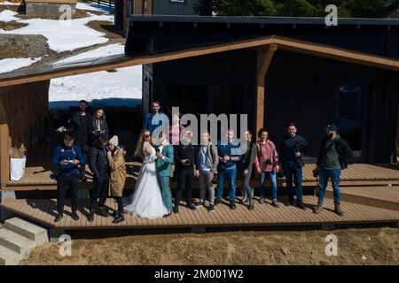 Vorokhta, Ucraina 31 marzo 2021: Un gruppo di fotografi in formazione, formazione di fotografi professionisti in Ucraina. Foto Stock