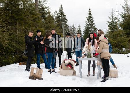 Vorokhta, Ucraina 31 marzo 2021: Un gruppo di fotografi in formazione, formazione di fotografi professionisti in Ucraina. Foto Stock