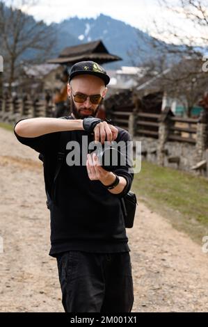 Vorokhta, Ucraina, 31 marzo 2021: Foto di un fotografo con una macchina fotografica sulla strada dall'esterno, giorni feriali. Foto Stock