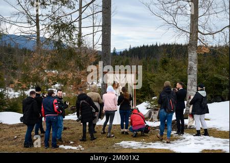 Vorokhta, Ucraina 31 marzo 2021: Un gruppo di fotografi in formazione, formazione di fotografi professionisti in Ucraina. Foto Stock